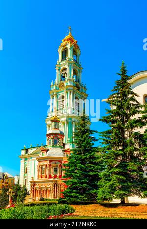 Capilla y campanario en la Santísima Trinidad Sergius Lavra en la ciudad de Sergius Posad Foto de stock
