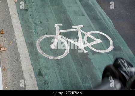 carriles para bicicletas designados para ciclistas, señales de tráfico pintadas en el suelo de la carretera. Foto de stock