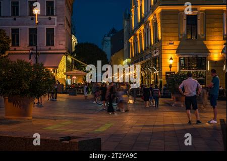 PECS, HUNGRÍA - 17 DE AGOSTO de 2022: Plaza principal - Szechenyi - Por la noche en Pecs, vista en la calle Kiraly Foto de stock