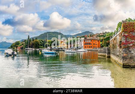 Paisaje con el pueblo de Pescallo, ciudad de Bellagio en la región del lago de Como, Italia Foto de stock