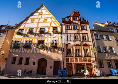 Fachwerkhaus in der historischen Nürnberg en Weißgerbergasse, Bayern, Alemania | Casa enmarcada en madera de la histórica calle Weißgerbergasse en Nu Foto de stock