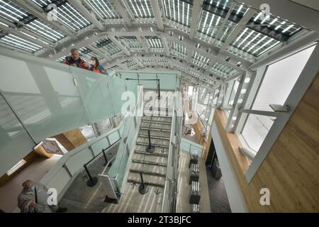 Vista de ángulo alto del interior de la estación Pointe Helbronner de Skyway Monte Bianco con un par de mochileros Courmayeur, Italia Foto de stock