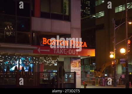 Toronto, ON, Canadá – 13 de agosto de 2023: Logotipo de la compañía Boston Pizza en Toronto Foto de stock