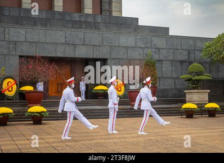 Soldados uniformados blancos marchan y dan paso al cambio de guardia en el mausoleo de Ho Chi Minh, Hanoi, Vietnam. Foto de stock