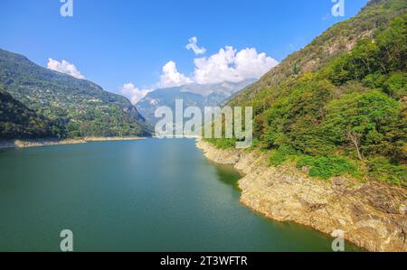 Lago di Vogorno en el Valle de Verzasca, Tesino en Suiza, Europa Foto de stock