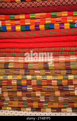 Auténticas y coloridas tiendas textiles, en tanto, Antigua, Guatemala Foto de stock