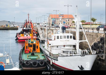 Vigo, ESPAÑA - 5 DE JULIO DE 2023: Barcos amarrados en el puerto de Vigo, Pontevedra, Galicia, España es el puerto pesquero más grande del mundo, enfoque selectivo Foto de stock