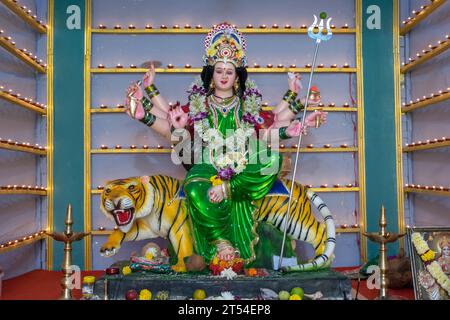 Un hermoso ídolo de Maa Durga siendo adorado en un pandal durante Navratri en Mumbai, India Foto de stock