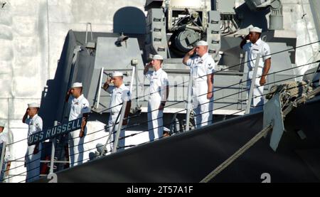 Marineros de la Marina de LOS ESTADOS UNIDOS rinden honores a bordo del destructor de misiles guiados USS Russell (DDG 59) con base en Pearl Harbor por la llegada del Secretario de Defensa (SECDEF) Robert M. Gates.jpg Foto de stock