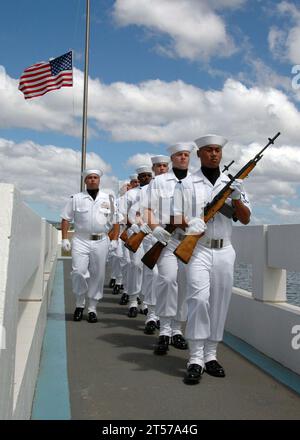Los marineros de la Marina de LOS ESTADOS UNIDOS rinden honores en una ceremonia de dispersión de cenizas para Pearl Harbor Survivor, de 89 años de edad Foto de stock