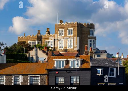 Edificios en Broadstairs, Thanet, Kent, Inglaterra Reino Unido con casa sombría asociada con Charles Dickens visible en la cima del acantilado. Foto de stock