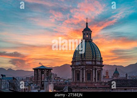 El sol se pone detrás de la cúpula de la iglesia de San José de los Teatinos, Palermo Foto de stock