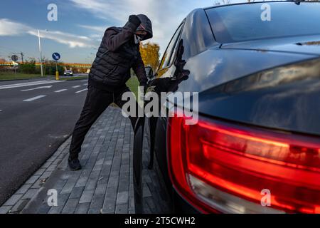 Ladrón con antifaz negro con una palanqueta para irrumpir en una casa por  la noche Fotografía de stock - Alamy