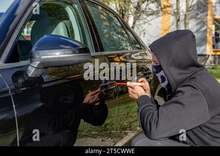 Ladrón con antifaz negro con una palanqueta para irrumpir en una casa por  la noche Fotografía de stock - Alamy