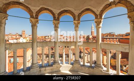 VENECIA, ITALIA - 4 DE MARZO de 2023: Centro histórico de la ciudad con St. Campanile de Marcos, vista desde la escalera del Palazzo Contarini del Bovolo. Foto de stock