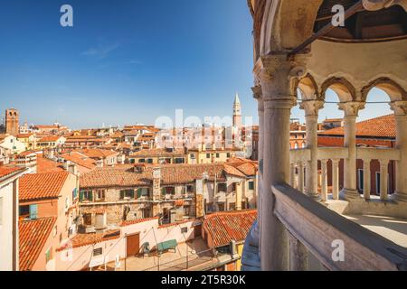 VENECIA, ITALIA - 4 DE MARZO de 2023: Centro histórico de la ciudad con St. Campanile de Marcos, vista desde la escalera del Palazzo Contarini del Bovolo. Foto de stock