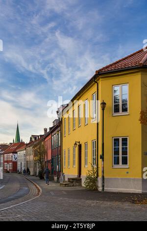 Bakklandet antigua zona histórica edificios antiguos en Trondheim, Noruega, Escandinavia, Europa en octubre Foto de stock