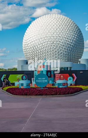 Cartel frente a la nave espacial Tierra esfera geodésica cerca de la entrada al Festival de Comida y Vino en Epcot en Walt Disney World en Orlando, Florida Foto de stock