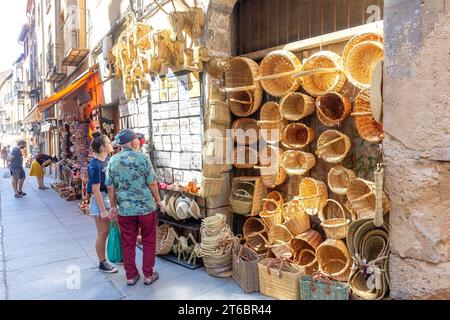 Cestas de mimbre como regalos y recuerdos en la tienda en la calle Marqués  del arco, Segovia, España Fotografía de stock - Alamy