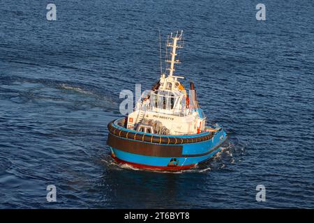 El remolcador Pusher de 380 toneladas Vincenzino O se alinea para ayudar al crucero Aurora a maniobrar fuera del puerto de Cagliary, Cerdeña, septiembre de 2022. Foto de stock
