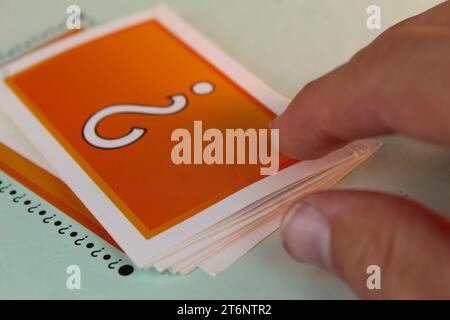 Una foto de alguien que se acerca a una tarjeta de azar naranja como parte del juego de mesa Monopoly. Foto de stock