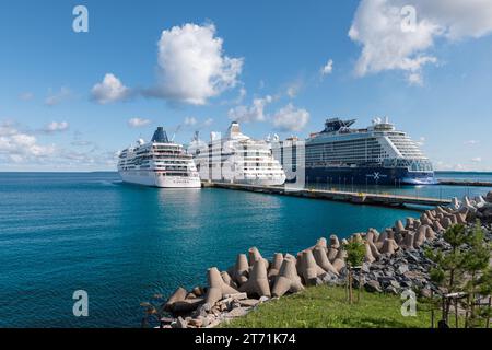 Tallin, Estonia - 24 de julio de 2023: Crucero de lujo Hapag-Lloyd Europa, crucero Aida Avitak, crucero Celebrity Apex en el puerto de Tallin. Foto de stock