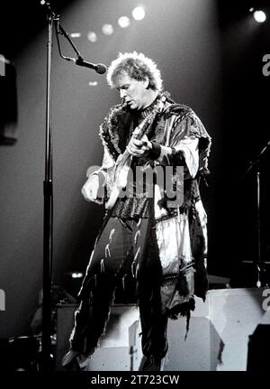 Sí en concierto en el Westfalenhallen en Dortmund Alemania en 1984. Chris Squire tocando el bajo. vvbvanbree fotografía Foto de stock