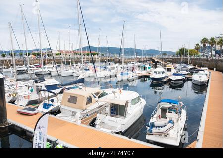 Vigo, ESPAÑA - 5 DE JULIO DE 2023: Barcos amarrados en el puerto de Vigo, Pontevedra, Galicia, España es el puerto pesquero más grande del mundo, enfoque selectivo Foto de stock