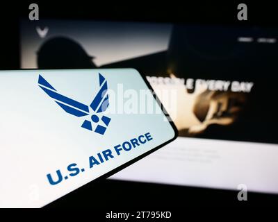 Teléfono móvil con logo de la Fuerza Aérea de los Estados Unidos (USAF) frente al sitio web. Enfoque en el centro de la pantalla del teléfono. Foto de stock