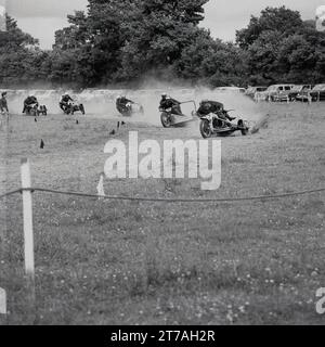 años 1960, histórico, competidores, pista de carreras de hierba, evento sidecar, Inglaterra, Reino Unido. Foto de stock