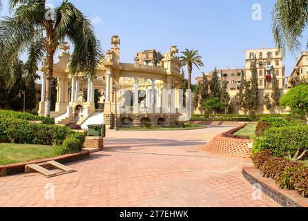 El Cairo - Egipto - 4 de octubre de 2020: Entrada del museo de la Presidencia con callejón en el patio interior con cañones antiguos. Fachada del Palacio Real de Abdeen, situado Foto de stock