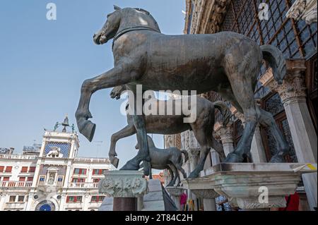 Réplicas de los caballos modelo han reemplazado a los originales 'Caballos de San. Mark' en la fachada oeste de St. Basílica de Marcos, con vistas a la plaza de San Marcos Foto de stock