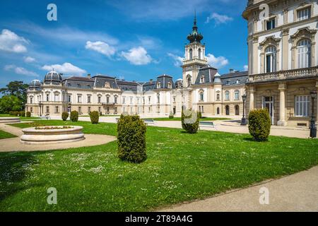 Famoso jardín ornamental y pintorescos pasillos floridos en el patio del castillo de Festetics (palacio Helikon), Keszthely, Hungría, Europa Foto de stock