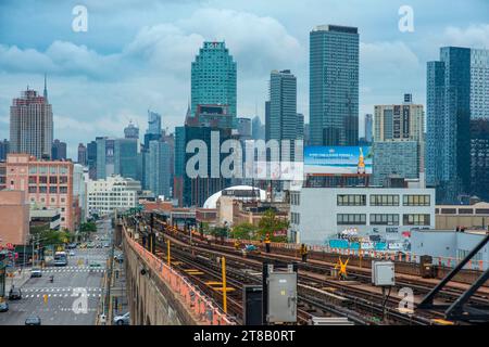 Las vías del tren 7 en Corona, Queens, Nueva York. Esta elevada línea de metro va de Manhattan a Flushing. Foto de stock