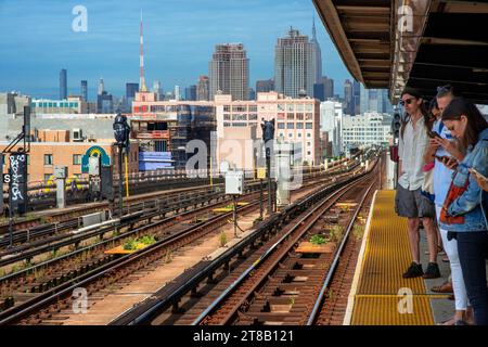 Las vías del tren 7 en Corona, Queens, Nueva York. Esta elevada línea de metro va de Manhattan a Flushing. Foto de stock