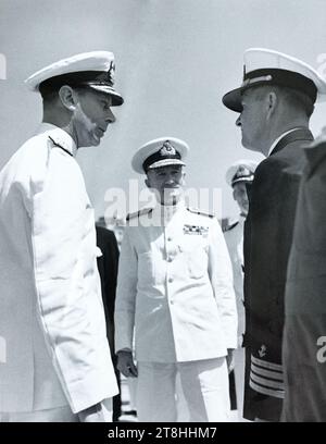 Rey Jorge VI (izquierda) y Comandante en Jefe de la Flota Mediterránea, Almirante John Cunningham (centro) durante la visita de los Reyes a la flota en Nápoles, Italia, 1944. Foto de stock