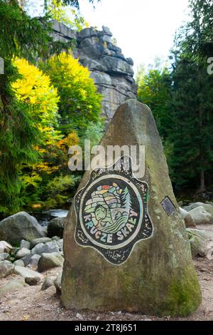 24 09 2022: Krucze rocas skaly en las Montañas Gigantes en otoño. Szklarska Poreba, Polonia Foto de stock