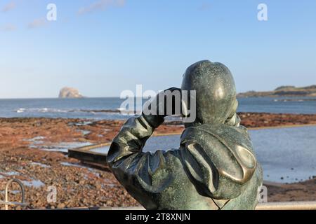 The Watcher, una estatua de bronce de Kenny Hunter en el Centro de Aves Marinas Escocesas, North Berwick, East Lothian, Escocia, Reino Unido Foto de stock
