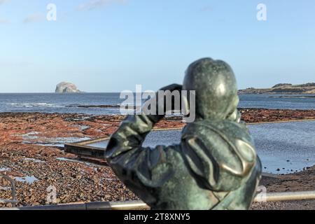 The Watcher, una estatua de bronce de Kenny Hunter en el Centro de Aves Marinas Escocesas, North Berwick, East Lothian, Escocia, Reino Unido Foto de stock