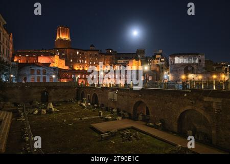 Roma, ITALIA - 29 DE OCTUBRE DE 2023: Las ruinas arqueológicas del centro histórico de Roma, llamado Fora Imperial y las ruinas del Mercado de Trajano en la noche Foto de stock