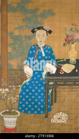 Retrato de cumpleaños de una joven dama manchú, c. 1800-1850, 45 3/16 x 26 5/8 in. (114,8 x 67,6 cm) (imagen)83 x 34 15/16 in. (210,8 x 88,7 cm) (sin rodillo)86 1/8 x 39 1/16 in. (218,8 x 99,2 cm) (montura, con rodillo), Tinta y color sobre seda, China, siglo XVIII-XIX, esta joven aristocrática lleva una túnica azul adornada con personajes circulares de shou (longevidad), diciéndonos que su retrato fue encargado para celebrar su cumpleaños. Ella está sentada en una mesa lacada en una terraza del jardín, vistiendo un peinado de moda y rodeada de objetos refinados y caros. Foto de stock