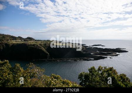 Línea costera formada por actividad volcánica en la costa de Ogi en la isla de Sado, prefectura de Niigata, Japón. Foto de stock