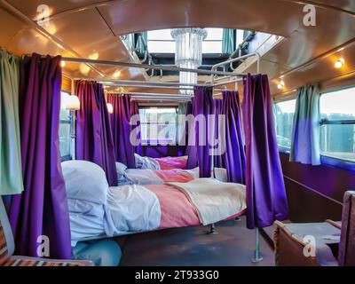 Dentro de los cuartos para dormir del autobús Magical Knight, tomado en el Harry Potter Studio Tour Foto de stock