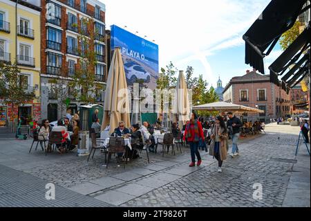 Madrid , España 18 de noviembre de 2023, la gente cenó fuera en la terraza del centro de Madrid Foto de stock