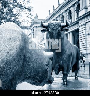 Estatuas de bronce de Toro y Oso frente a la Bolsa de Frankfurt en Borsenplatz en Frankfurt am Main, Hessen, Alemania Foto de stock