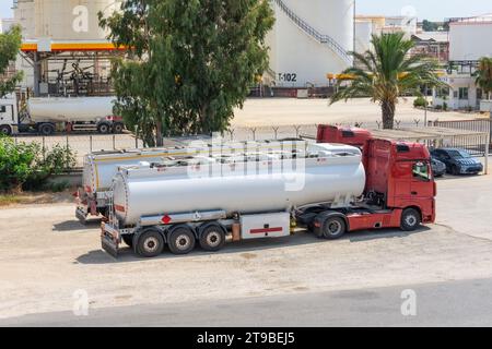 Estacionamiento de camiones con tanques de combustible de un almacén y almacenamiento de enormes tanques de contenedores de materia prima Foto de stock