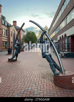 La escultura del arco de David Annand que representa a dos mineros de carbón, en la ciudad de Wrexham, Gales del Norte, Reino Unido Foto de stock