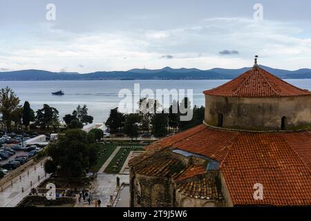 Iglesia de San Donatus y Foro Romano, vista de ángulo alto con el mar en el fondo. Zadar, Croacia. 21 de septiembre de 2023. Foto de stock