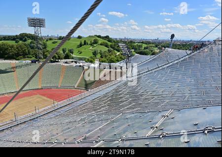 Estadio Olímpico de Munich con su impresionante techo de la tienda - el techo de la tienda se puede caminar como parte de las visitas guiadas Foto de stock