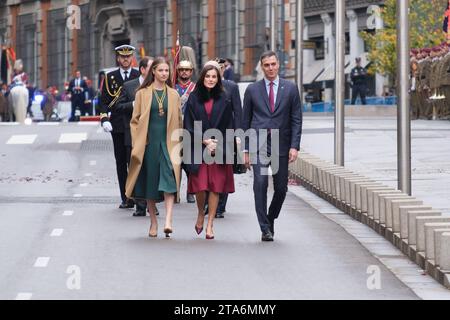 El rey Felipe VI de España, la reina Letizia y la princesa Leonor asisten a la apertura del Parlamento en el Congreso de los Diputados el 29 de noviembre de 2023 Foto de stock